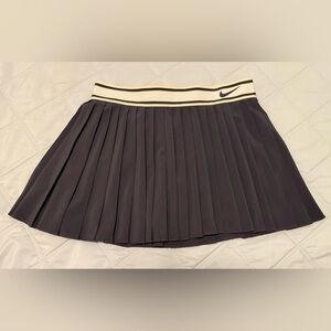 Rare‎ Nike Women's Black and Cream Pleated Mini Skirt Skort